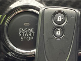 【キーフリーシステム】カバンやポケットに入れたままでもドアの施錠・解錠が可能なスマートキーを装備。エンジンのオン・オフ時もカギを取り出す必要が無いからとっても便利です♪