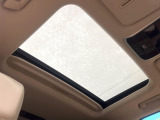 【サンルーフ】開放感たっぷりの希少装備、サンルーフが装着されています!車内に明かりを取り入れたり景色を楽しむ以外にも、車内の空気も簡単に換気できて快適です!