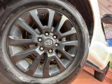 【純正18インチアルミホイール】外観にマッチした純正アルミホイールを装着しております。各種社外アルミホイールや、スタッドレスタイヤも取扱いしております。是非ご相談ください♪