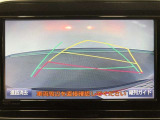 【バックガイドモニター】後方の映像をナビ画面に表示するだけでなく、ステアリング操作に連動して動くガイド線も同時に表示!予想進路の確認をしながら後退できるので便利です!