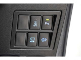 機能性溢れる運転席まわり。使いやすいスイッチ類の配置で運転中のストレスを軽減し楽しくドライブできますよ。