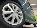 【純正アルミホイール】外観にマッチした純正アルミホイールを装着しております。各種社外アルミホイールや、スタッドレスタイヤも取扱いしております。是非ご相談ください♪