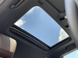 【ムーンルーフ】天井から太陽の穏やかな光や爽やかな風を取り込むことができる、トヨタの「サンルーフ」です!頭上のスイッチでムーンルーフを開閉することができます。