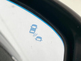 【ブラインドスポットインフォメーション】走行中、ドアミラーの死角になりやすい箇所に後続車が接近するとサイドミラー付近に警告を表示、ドライバーに注意喚起をしてくれます。