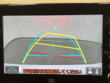 【バックガイドモニター】後方の映像をナビ画面に表示するだけでなく、ステアリング操作に連動して動くガイド線も同時に表示!予想進路の確認をしながら後退できるので便利です!