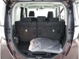 通常のラゲージスペースです。フロアマットもございます。