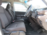 運転席、助手席ともに広々しています。また足元の広さだけでは無く、シートも大きめにしていますので体をしっかりと支え、長時間運転でも疲れが出にくい設計にしています。