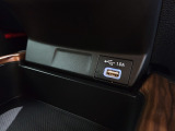 USBオーディオ用ソケットがついていますので携帯電話などを接続すれば音楽等の再生が可能です!充電用ソケットもございます♪