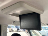 【後席モニター】家族や友人とお出かけする機会が多い方に大人気の後席モニターを装備!見やすい位置に画面がありテレビやDVDの視聴も快適!友達もお子様も、後席にしか乗らなくなるかも??