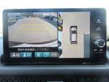 リバースギア連動のバックカメラが付いています。画面に鮮やかに写りますので夜間や雨の日も安心してバックできますね。人気装備の一つです。