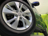 【純正16インチアルミホイール】外観にマッチした純正アルミホイールを装着しております。各種社外アルミホイールや、スタッドレスタイヤも取扱いしております。是非ご相談ください♪