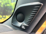 【JBLサウンドシステム】メーカーオプションの高品位サウンドシステムを搭載。専用のチューニングが施された大小様々なスピーカーから良質なサウンドが奏でられ、臨場感あふれる音響空間を演出します。