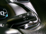 車外の明るさに応じて、自動的にライトの点灯・消灯を行います。