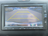 リバースギア連動のバックカメラが付いています。画面に鮮やかに写りますので夜間や雨の日も安心してバックできますね。人気装備の一つです。