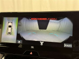 パノラミックビューモニターシステムが付いているので車の上から見た映像が確認できますよ。 一目で車両周辺の情報を確認できますが、直接安全をご確認下さい。