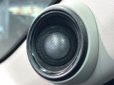 【プレミアムサウンドシステム】メーカーオプションの高品位サウンドシステムを搭載。専用のチューニングが施された大小様々なスピーカーから良質なサウンドが奏でられ、臨場感あふれる音響空間を演出します。
