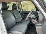 広い室内は、大人二人が前の座席にすわっても余裕があります!シートの柔らかさと質感もちょうど良く、サイドエアバッグとカーテンエアバッグまで付いています!ぜひ一度すわってみて下さい!!