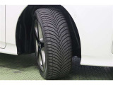タイヤサイズ 215/45R17。乾いた路面はもちろん、濡れた路面でも十分なブレーキ性能を発揮する【オールシーズンタイヤ】を装着しています。不意の降雪にも付替え不要で走行できるので安心です。