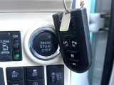 【キーフリーシステム】カバンやポケットに入れたままでもドアの施錠・解錠が可能なスマートキーを装備。エンジンのオン・オフ時もカギを取り出す必要が無いからとっても便利です♪