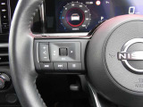 ステアリングスイッチ付きで、指先だけの操作でナビなど各種操作が可能です。ステアリングは本革巻でアリングヒーターも装備!