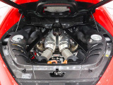 296 GTBには、3.0リッターV6ツインターボエンジンと電動モーターを組み合わせたプラグインハイブリッドシステムが搭載されています。