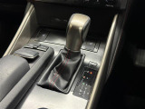 【フロアシフト】直感的な操作性や手に取りやすいレバー位置が特徴です。MTモードはエンジンブレーキやパワフルな加速を要する際など様々なケースで活躍。
