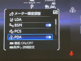 PDAは 歩行者の横断や飛び出し、カーブなどのリスクを先読みし、ブレーキやハンドル操作を優しくサポートする安全運転支援システム