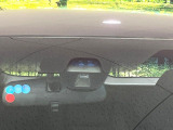 【シティブレーキアクティブシステム】低速走行中に前方の車両等を認識し、衝突しそうな時は警報とブレーキで衝突回避と被害軽減をアシスト。より安全にドライブをお楽しみいただけます。