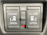 【両側パワースライドドア】スマートキーや運転席のスイッチで後席両側スライドドアの開閉が可能♪電動だから力を入れてドアを開ける必要が無く、小さなお子様でも簡単に開け閉めでき快適です♪