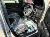 運転席はこちらです。プライベートな車内なのでリラックスできる空間を。