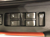 パワーウィンドのスイッチです。運転席に座りながら、助手席や後席の窓を開け閉めできるので大変便利ですよ。