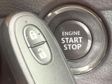【キーレススタートシステム】カバンやポケットに入れたままでもドアの施錠・解錠が可能なスマートキーを装備。エンジンのオン・オフ時もカギを取り出す必要が無いからとっても便利です♪
