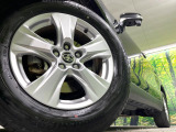 【グレード専用純正17インチアルミホイール】デザイン性の高い純正アルミホイールを装着しております。各種社外アルミホイールや、スタッドレスタイヤも取扱いしております。是非ご相談ください♪