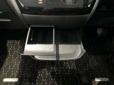 ミニテーブルとしてもカップホルダーとしても使用できる2WEY仕様です!使用しないときは収納できるのでスマートな車内空間を維持できます♪