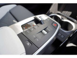 掌にフィットする人間工学に基づいたシフトレバーは、スムーズな操作をサポートします。周囲のスイッチパネルもテカリや傷が少なく、マットな質感が綺麗に保たれており、丁寧に使用されてきたことがうかがえます。