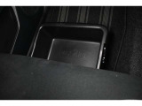 助手席シートアンダートレイ装備!色々収納でき室内もスッキリ!