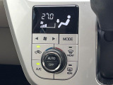 【オートエアコン】一度お好みの温度に設定すれば、車内の温度を検知し風量や温度を自動で調整。暑い&hellip;寒い&hellip;と何度もスイッチ操作をする必要はありません。快適な車内空間には必須の機能ですね♪