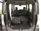 リヤシートを倒せば長尺の荷物も積載可能!