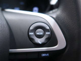 ハンドルから手を離さずにオーディオの操作ができるステアリングスイッチを装備。わき見運転の防止にもなり安全運転に貢献します。