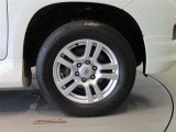 純正のアルミホイール装着車です。タイヤサイズは265/60R18です。