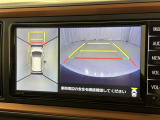 パノラミックビューモニターシステムが付いているので車の上から見た映像が確認できますよ。 一目で車両周辺の情報を確認できますが、直接安全をご確認下さい。
