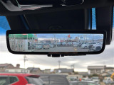 【デジタルインナーミラー(トヨタ)】車両後方カメラの映像をルームミラーに映すことが出来ます。 そのため、後席に人や荷物があって後方が見えづらい場合でもしっかり視界を確保することが出来ます。