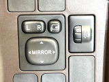 【電動格納ミラー】サイドミラーは電動格納式となっており、狭い駐車場でもキズがつくリスクを抑えられます。