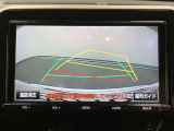 【バックガイドモニター】後方の映像をナビ画面に表示するだけでなく、ステアリング操作に連動して動くガイド線も同時に表示!予想進路の確認をしながら後退できるので便利です!