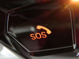 SOSコール/エアバックが展開するような深刻な事故において、自動でSOSコールを発信します。車内で急病人が出るような緊急時は、手動で発信可能です。
