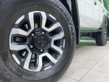 【16インチアルミホイール】外観にマッチしたアルミホイールを装着しております。各種アルミホイールや、スタッドレスタイヤも取扱いしております。是非ご相談くださ