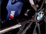 BMWの純正アロイホイールは軽量かつ強度にも優れているホイールで走行性能を引き上げる設計になっております。足元にもBMWは妥協がなくこだわっている個所になります。