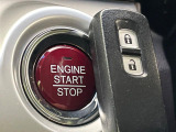 【Hondaスマートキー】カバンやポケットに入れたままでもドアの施錠・解錠が可能なスマートキーを装備。エンジンのオン・オフ時もカギを取り出す必要が無いからとっても便利です♪