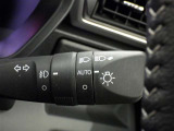 【オートライト】車外の明るさに応じて、自動的にライトの点灯・消灯をしてくれます。