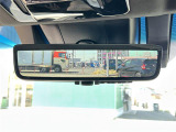 【デジタルインナーミラー(トヨタ)】車両後方カメラの映像をルームミラーに映すことが出来ます。 そのため、後席に人や荷物があって後方が見えづらい場合でもしっかり視界を確保することが出来ます。